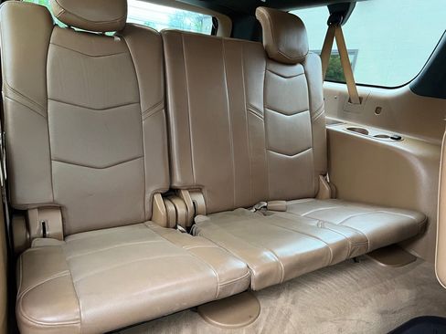 Used 2017 Cadillac Escalade ESV Platinum AWD/4WD image 22