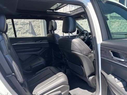Used 2024 Jeep Grand Cherokee L Limited w/ Black Appearance Package AWD/4WD image 12