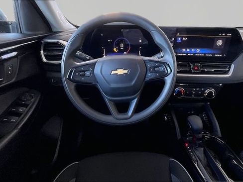 Used 2025 Chevrolet TrailBlazer LT AWD/4WD image 8