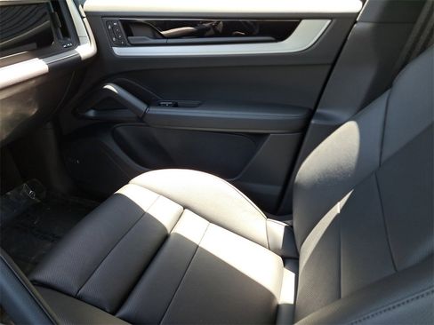 Used 2025 Porsche Cayenne image 23