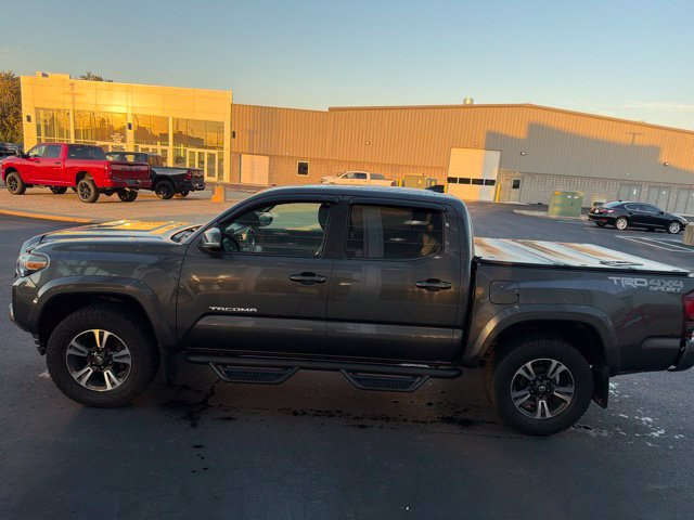 Used 2018 Toyota Tacoma TRD Sport AWD/4WD image 4