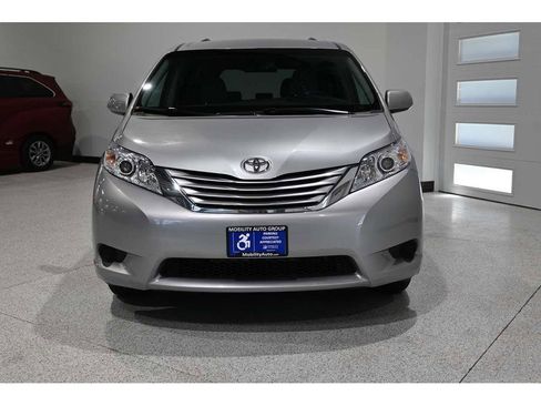 Used 2016 Toyota Sienna LE FWD image 4