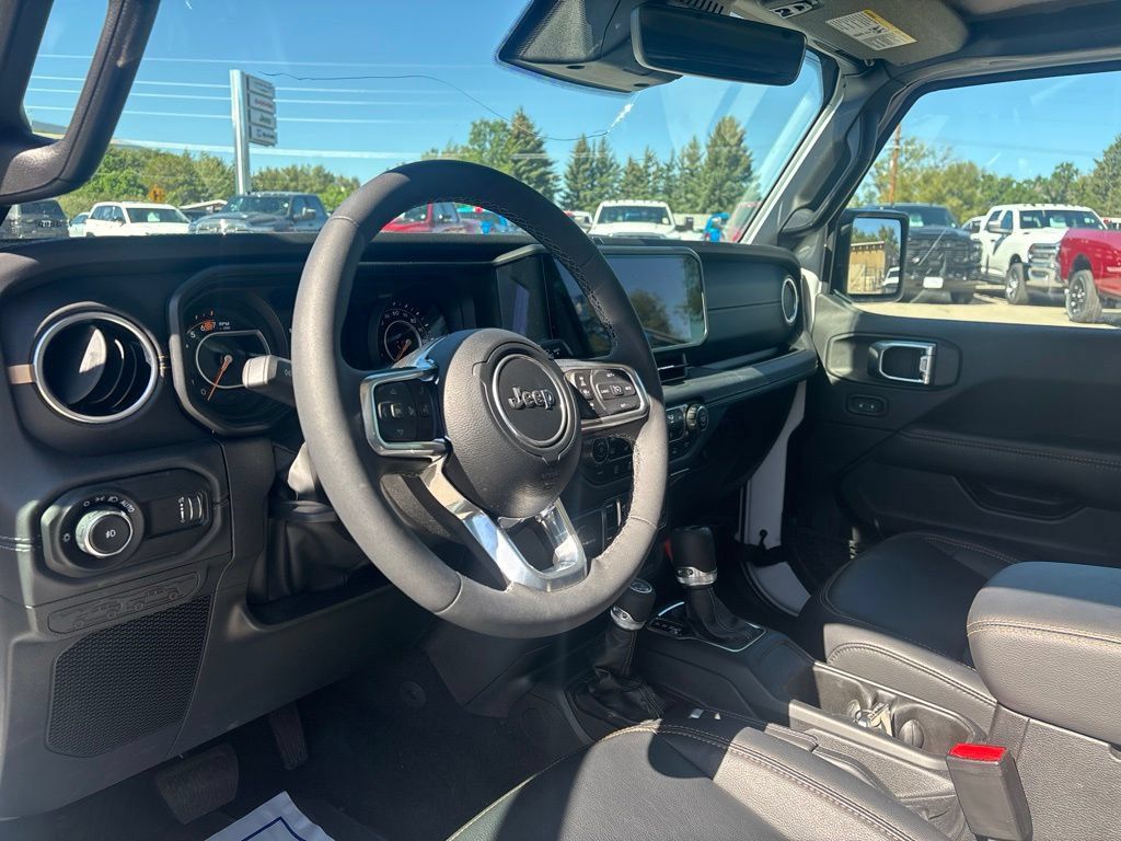 Used 2025 Jeep Wrangler Unlimited Sahara AWD/4WD image 12