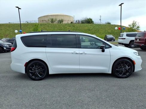 Used 2025 Chrysler Pacifica Limited FWD image 3