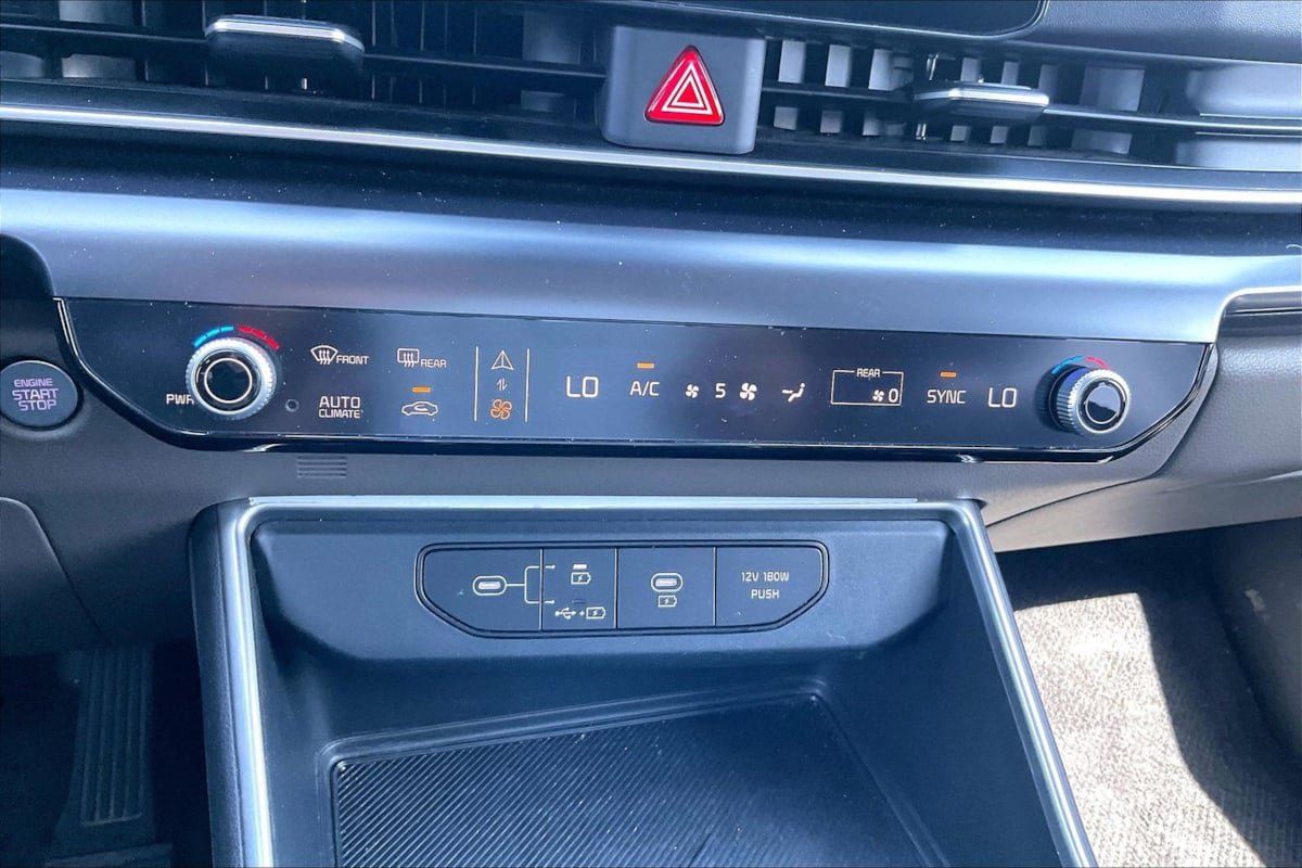 Used 2025 Kia Carnival FWD image 7