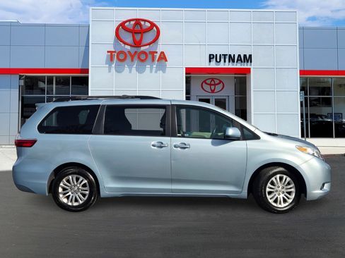 Used 2017 Toyota Sienna XLE image 3