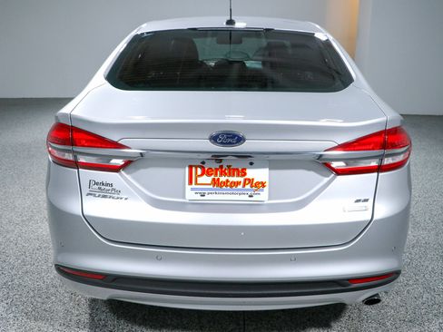 Used 2017 Ford Fusion SE w/ Fusion SE Technology Package FWD image 8