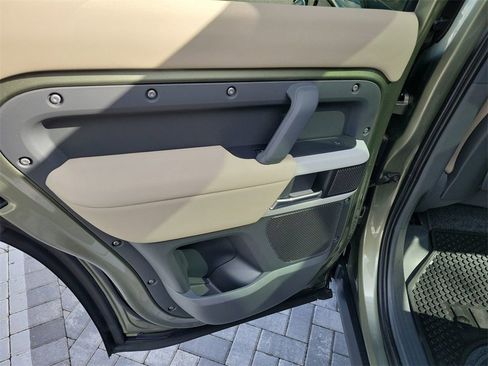 Used 2022 Land Rover Defender 110 SE image 21
