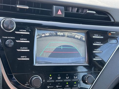 Used 2018 Toyota Camry LE FWD image 19