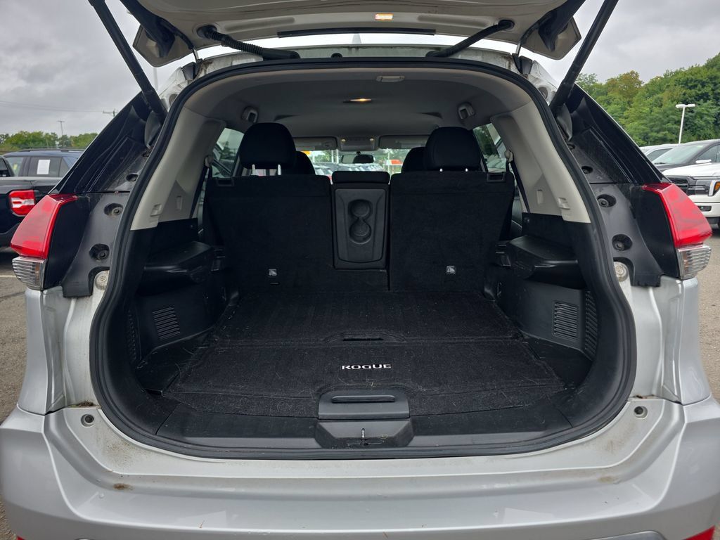 Used 2018 Nissan Rogue SV AWD/4WD image 16