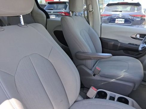 Used 2017 Chrysler Pacifica Touring FWD image 10