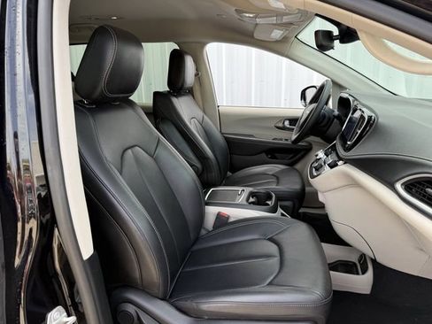 Used 2024 Chrysler Pacifica Limited FWD image 28