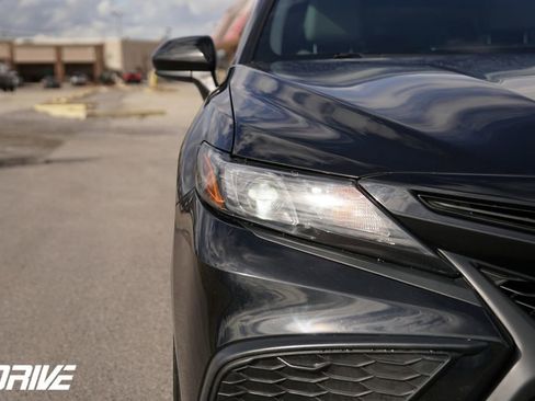 Used 2021 Toyota Camry SE image 4