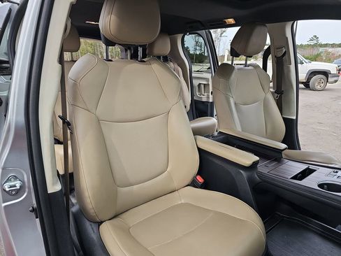 Used 2021 Toyota Sienna XLE image 13