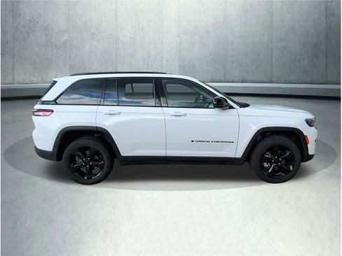 Used 2023 Jeep Grand Cherokee Limited w/ Black Appearance Package AWD/4WD image 8