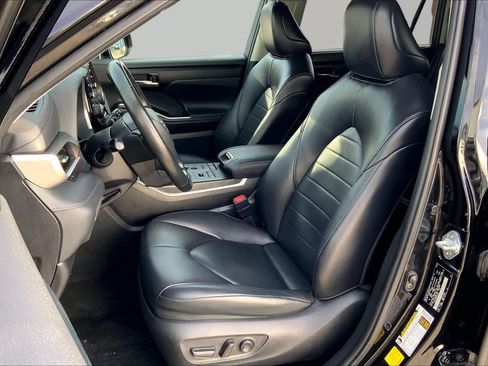 Used 2022 Toyota Highlander XLE AWD/4WD image 6