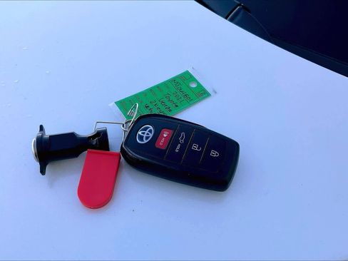 Used 2021 Toyota Venza LE image 14