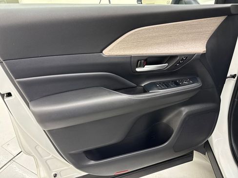 Used 2024 Toyota Grand Highlander AWD image 11