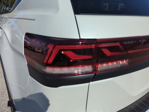 Used 2025 Volkswagen Atlas SEL Premium R-Line image 18