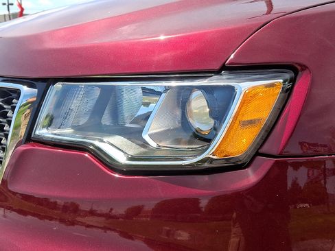 Used 2017 Jeep Grand Cherokee Laredo AWD/4WD image 10
