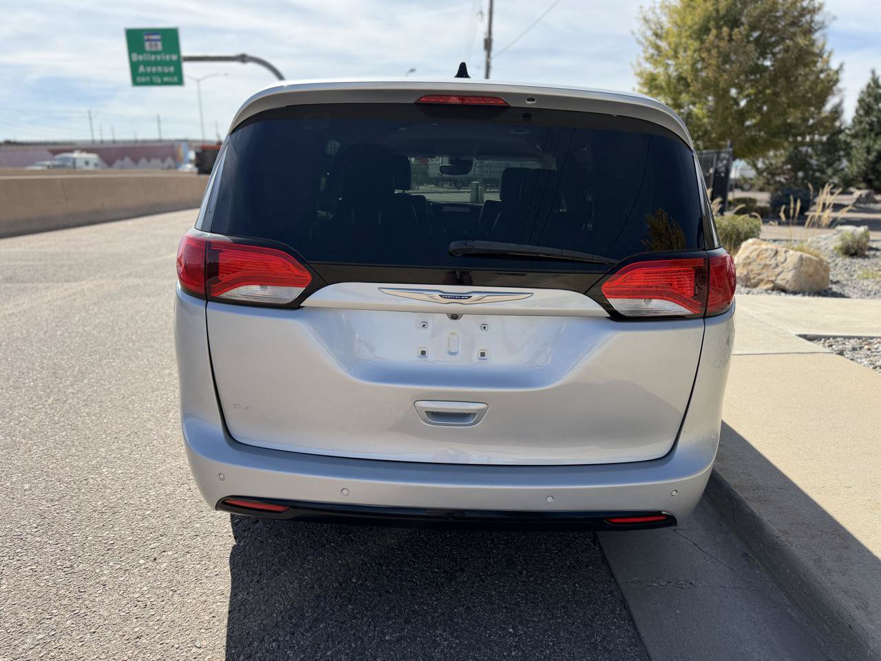 Used 2023 Chrysler Pacifica Touring-L FWD image 4