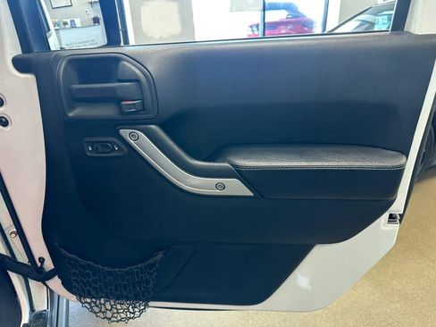 Used 2015 Jeep Wrangler Unlimited Rubicon image 35