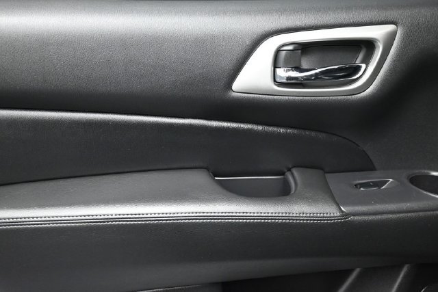 Used 2020 Nissan Pathfinder SL FWD image 9