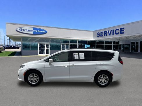 Used 2022 Chrysler Pacifica Touring-L w/ Uconnect Theater Family Group FWD image 4