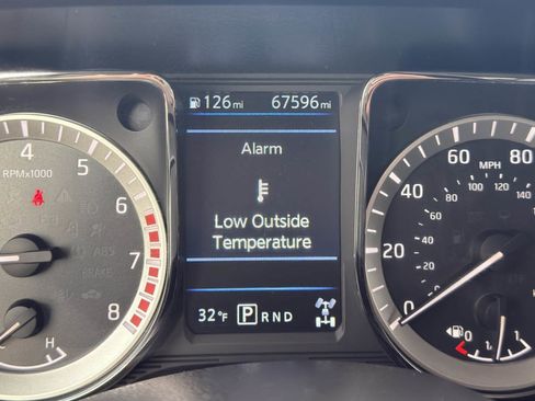 Used 2019 Nissan Titan SV image 11