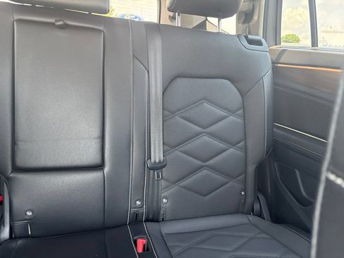 Used 2024 Volkswagen Atlas SE AWD/4WD image 12
