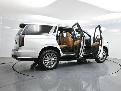Used 2022 Cadillac Escalade Premium Luxury AWD/4WD image 4