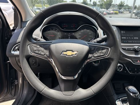 Used 2018 Chevrolet Cruze LT w/ Convenience Package FWD image 17