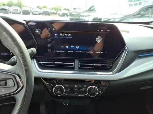 Used 2025 Chevrolet Trax LT FWD image 10