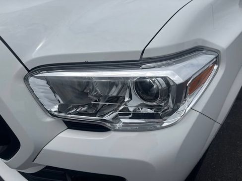 Used 2022 Toyota Tacoma SR w/ SR Convenience Package RWD image 9