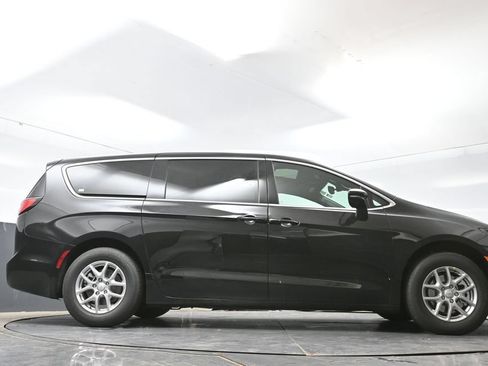 New 2027 Chrysler Pacifica Select FWD image 40