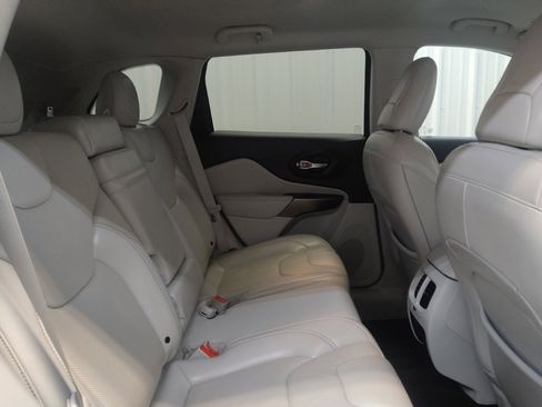 Used 2019 Jeep Cherokee Limited image 19