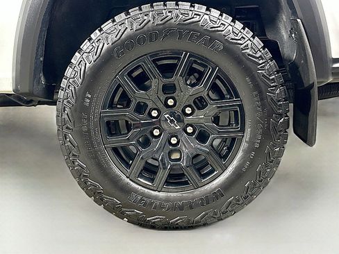 Used 2025 Chevrolet Colorado Trail Boss image 29