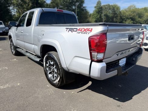 Used 2017 Toyota Tacoma TRD Sport w/ Tow Package (A/T) AWD/4WD image 4