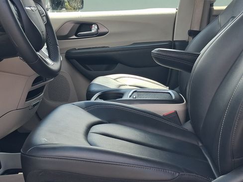 Used 2024 Chrysler Pacifica Touring-L FWD image 10