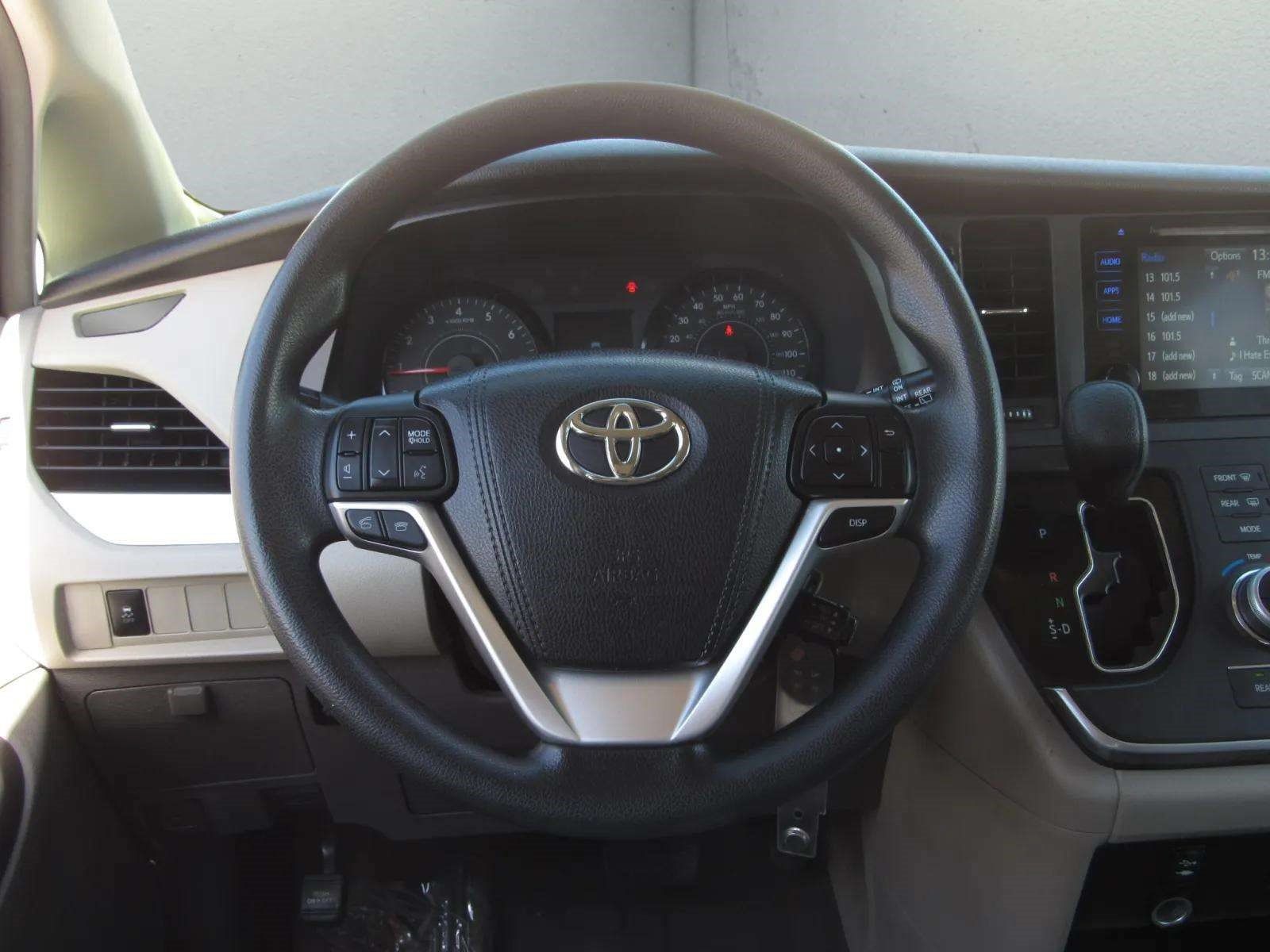 Used 2016 Toyota Sienna LE FWD image 21