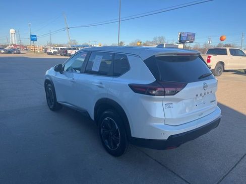 Used 2024 Nissan Rogue SV image 3