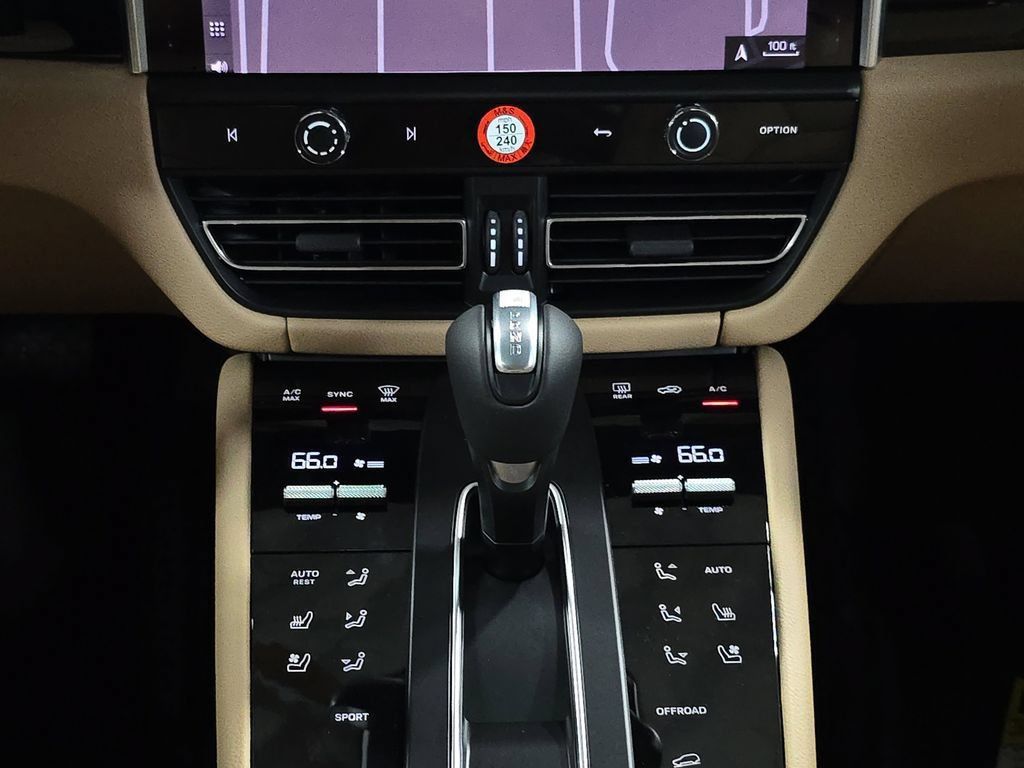 Certified 2025 Porsche Macan AWD/4WD image 19