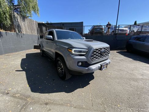 Used 2021 Toyota Tacoma TRD Sport w/ TRD Premium Sport Package AWD/4WD image 8