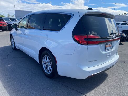 Used 2023 Chrysler Pacifica Touring-L FWD image 9