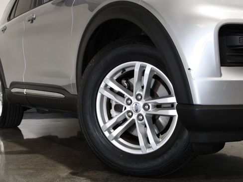 Used 2020 Ford Explorer XLT image 3