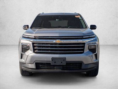 Used 2024 Chevrolet Traverse LT AWD/4WD image 2