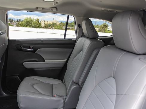 Used 2023 Toyota Highlander XLE FWD image 19