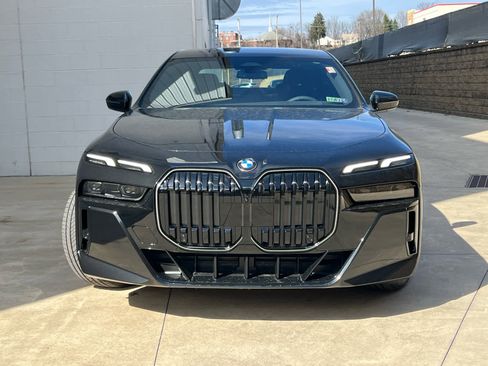 Used 2025 BMW 740i xDrive w/ Premium Package image 2