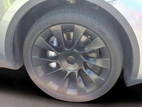 Used 2024 Tesla Model Y Long Range AWD/4WD image 4