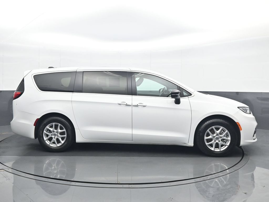 Used 2025 Chrysler Pacifica Select FWD image 7